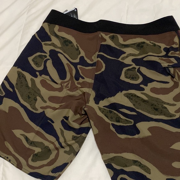 Volcom Men Shorts - Picture 7 of 7